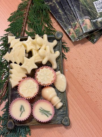 Selbst gegossene Badepralinen in Weihnachtsformen: Sterne, Tannenbäume und Lebkuchenmännchen