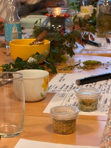 Zwei Döschen mit selbst gemachtem Kräutersalz auf einem Rezeptbogen