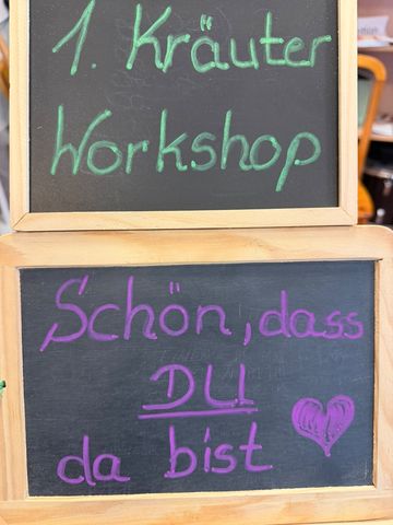 Zwei Kreidetafeln: „1. Kräuter Workshop“ und „Schön, dass DU da bist“ mit Herz