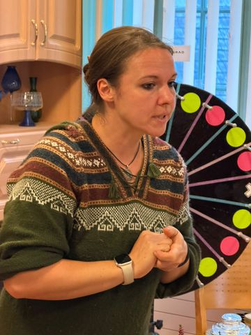 Lysien Büchling erklärt den Teilnehmerinnen die nächsten Schritte