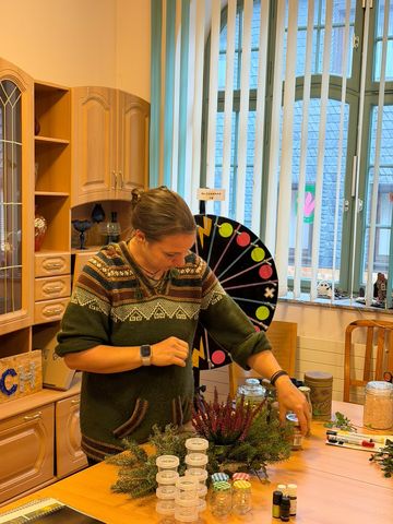 Lysien Büchling bereitet Gläser und Döschen mit Kräutern vor