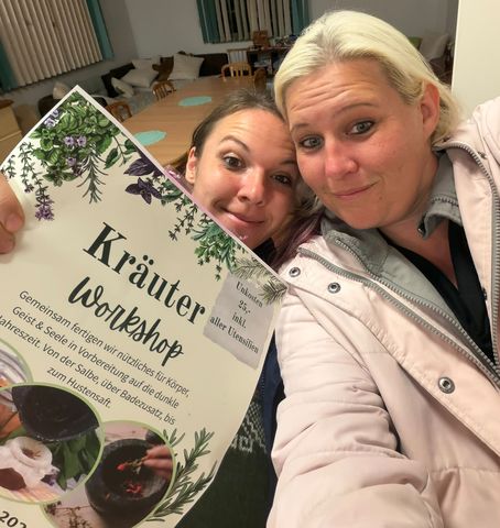 Selfie von Katja Stollberg und Lysien Büchling mit dem Flyer des Kräuter-Workshops