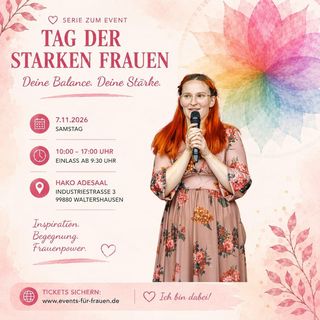 Ankündigung Tag der starken Frauen mit Rednerin am Mikrofon